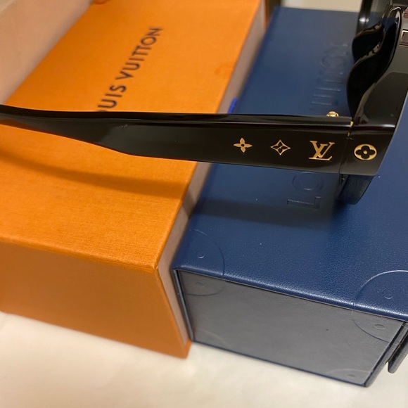 LOUIS VUITTON MONOGRAM ROUND SUNGLASSES BLACK AND GOLD - Picture 9 of 9